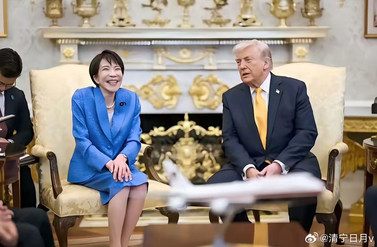 最近前后两任日本首相见特朗普的画面火了石破茂见特朗普时姿态高傲，全程保持距离，不