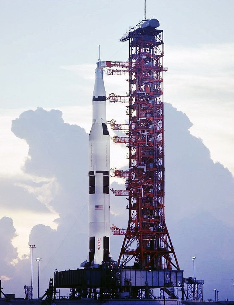 图1是阿波罗17号，人类在上个世纪最后一次的载人登月火箭。图2是阿尔忒弥斯二号，