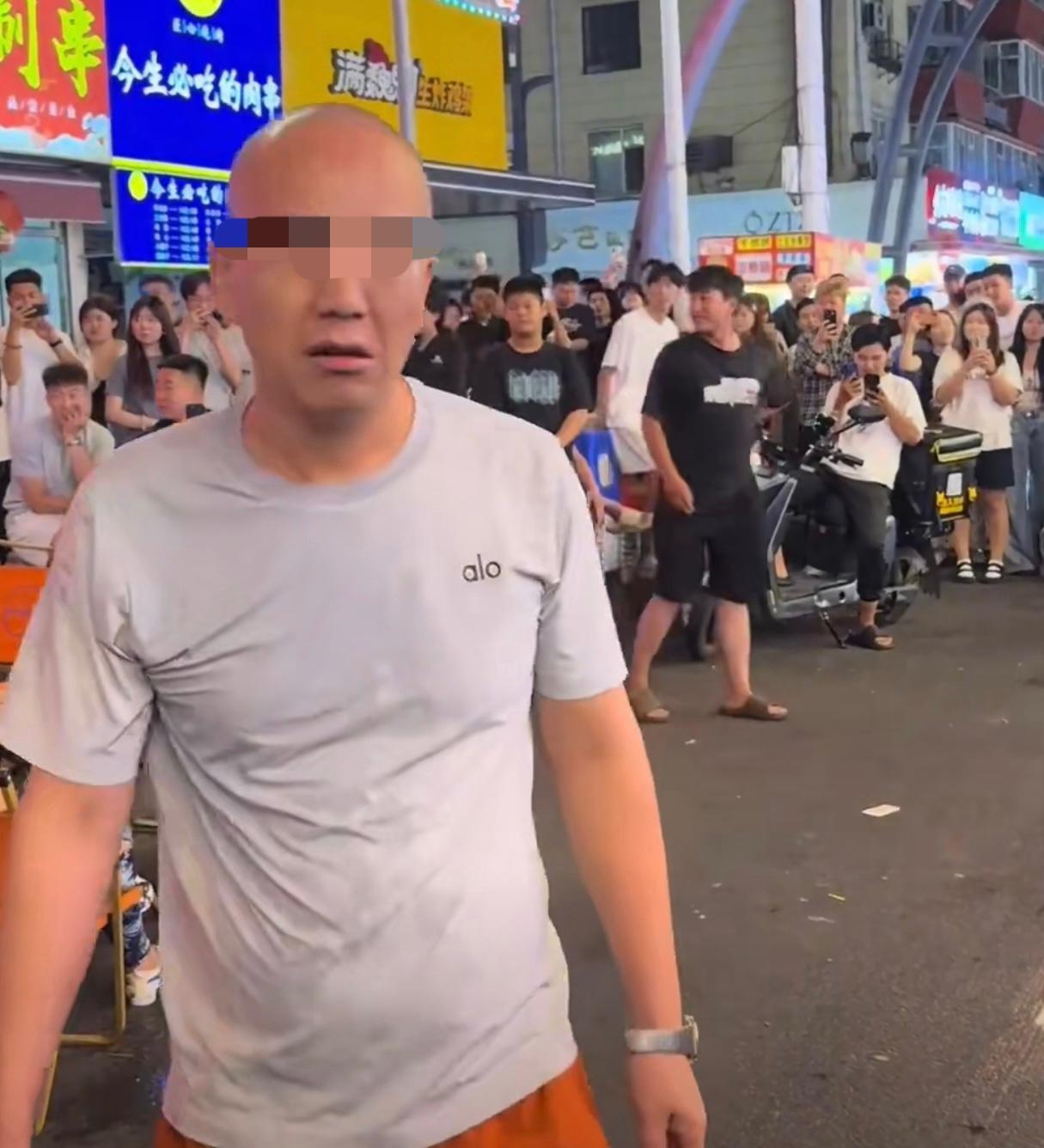 长春桂林路光头男街头这一跪，别说长春男人忍不了，东北男人脸上都挂不住，原因据称是