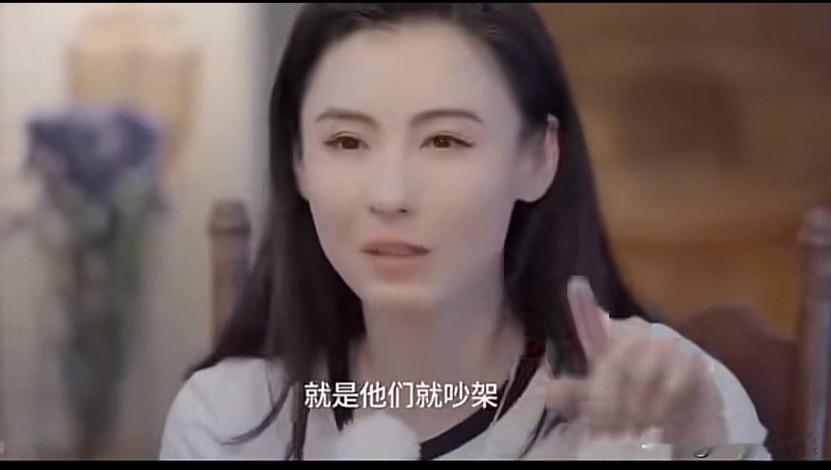 张柏芝说：“我爸爸妈妈离婚的时候，我超级开心。”“妈妈在我爸爸之前有过一段婚姻