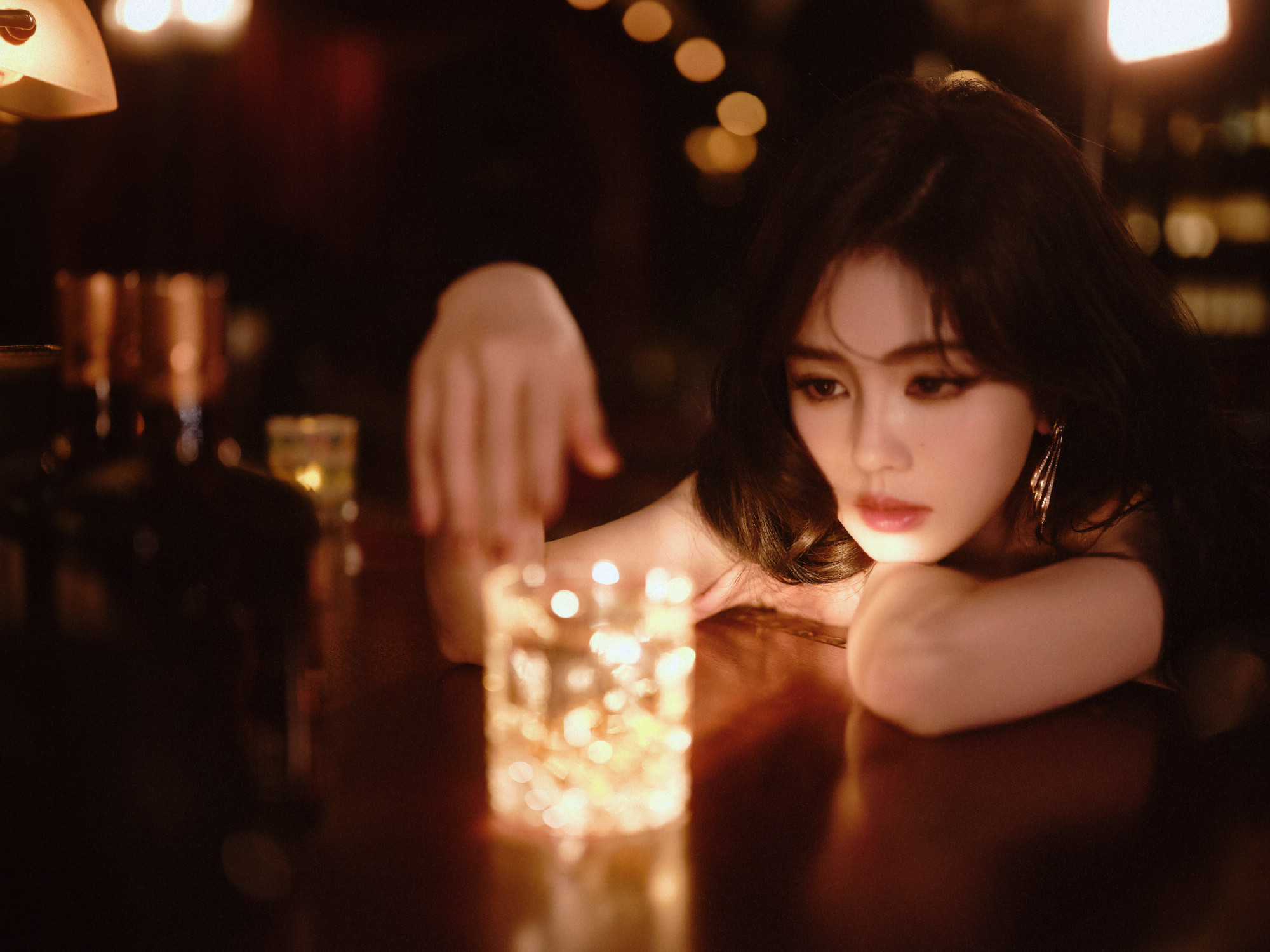 白鹿微博之夜出图这套不难看但是很普通因为她每次都是一样的发型、类似的裙子，有些无