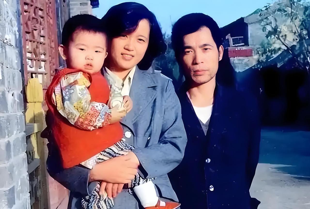 1981年，32岁的梁晓声经人介绍与焦丹相亲，谁知，梁晓声初次见面便全盘托出：“