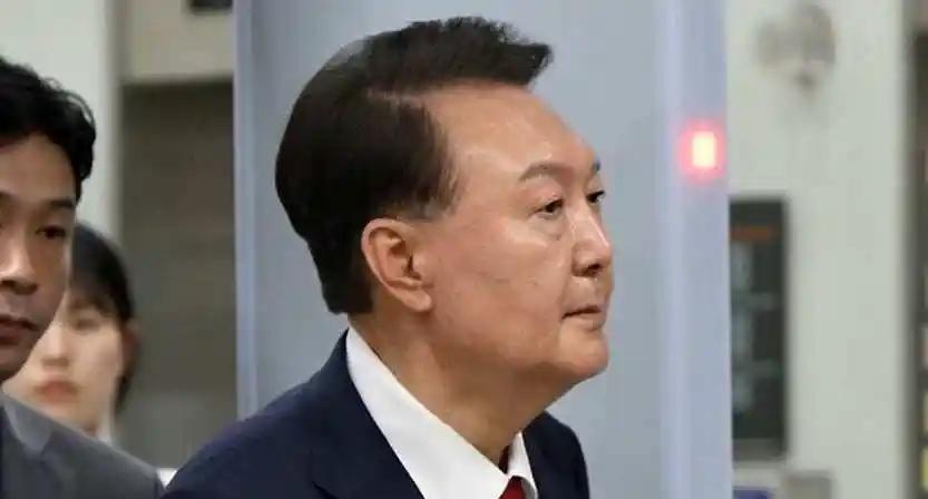 尹锡悦的健康牌！17日，他第二次以健康为由缺席庭审，律师称他连站立都困难。糖