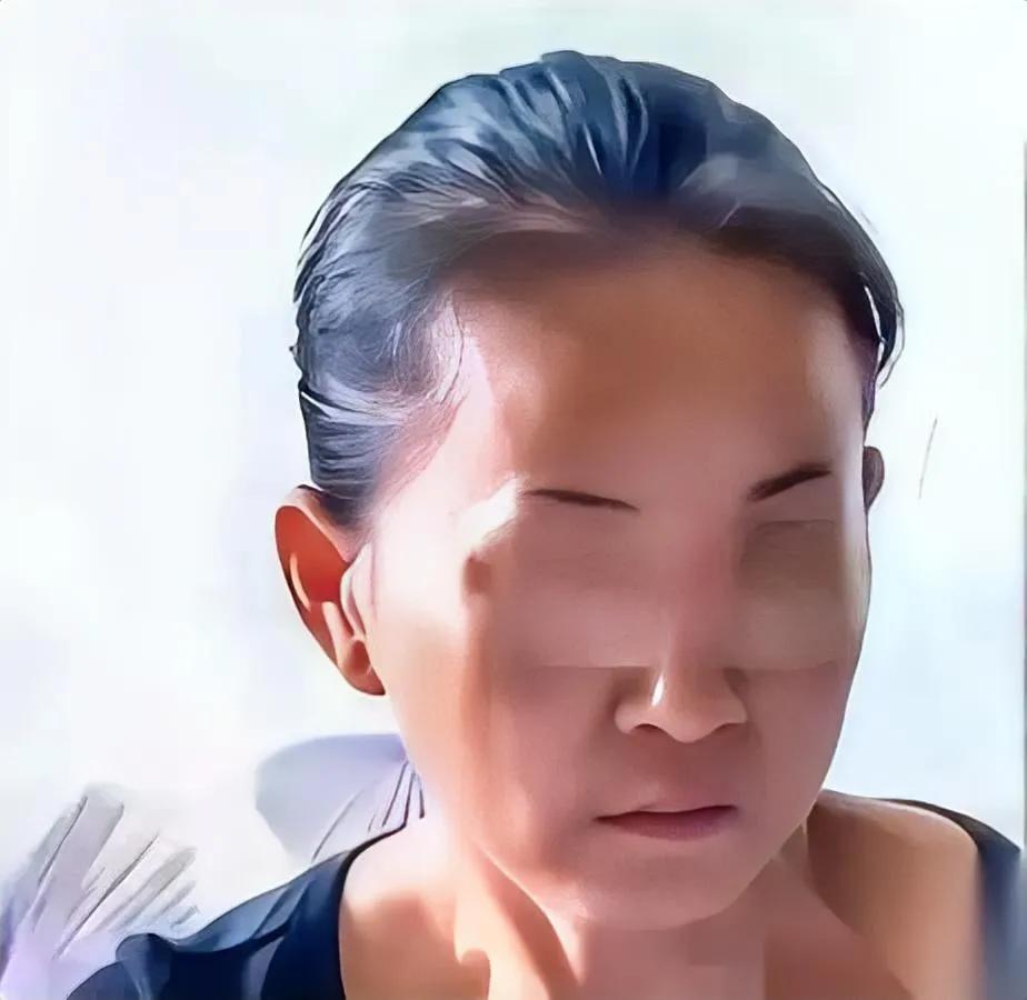 “爸，我到底是谁？”一句话，把湖南老刘问得血凉。他没哭，只把亲子报告折成