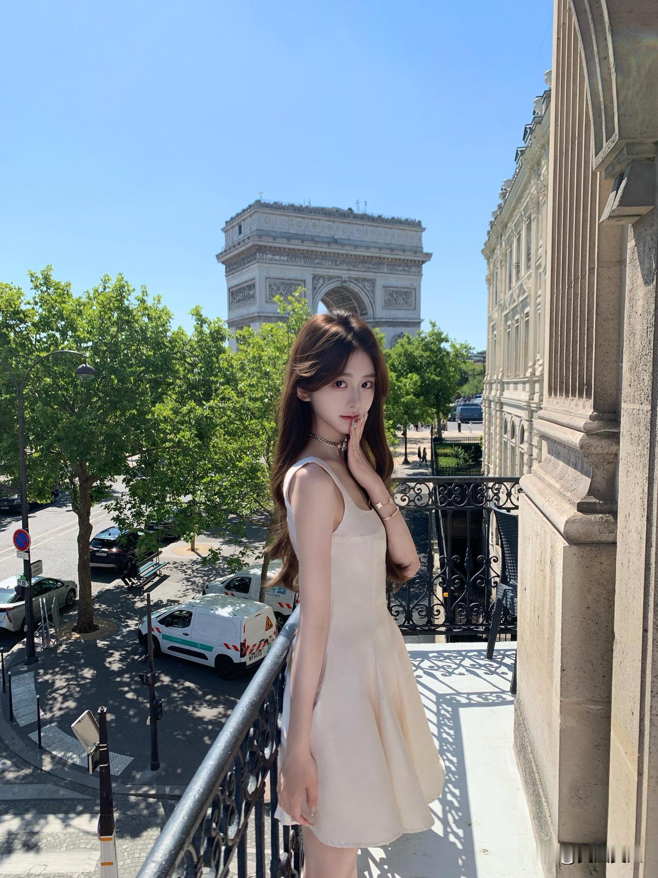 巴黎铁塔下的浪漫时光，浅笑倩影，尽显优雅与美丽。