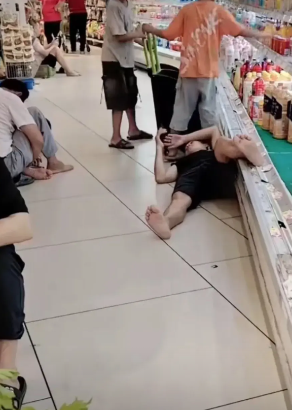 超市倒了八辈子霉，客人进不来，蹭空调的闲人却满地都是！一到夏天，一群老人就跑到