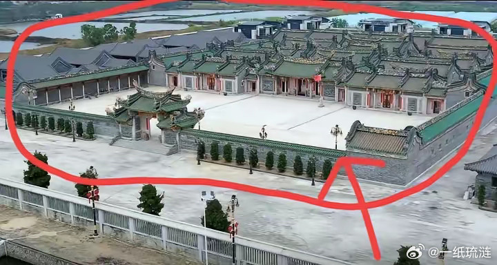 特意查了一下，英之园主人陈英彪。他可不是普通土豪，而是实实在在的大佬。​1.房地