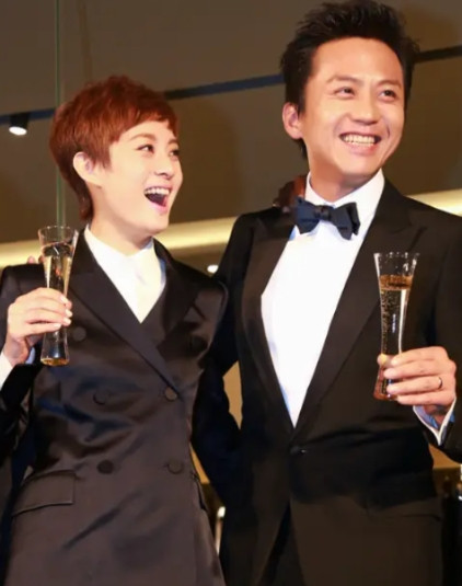 有一次，记者问邓超：“孙俪拍吻戏你介意吗？你最不喜欢她跟哪位男演员拍吻戏？”这个