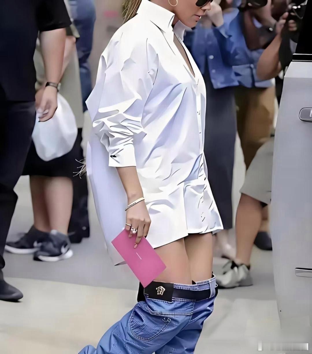 第一眼直接看错以为裤子掉了差点上前扶结果定睛一看笑到打鸣原来是双牛仔靴这造