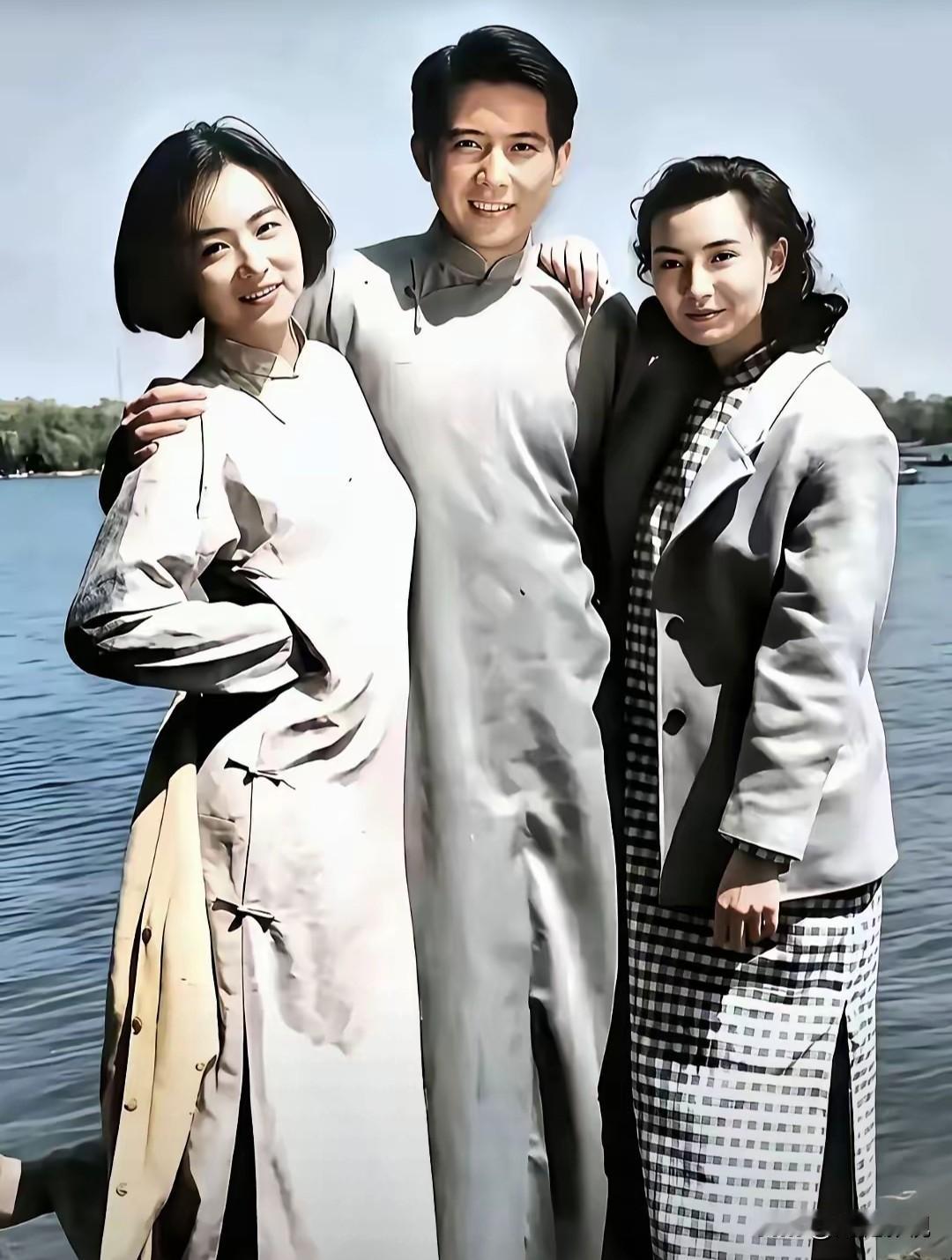 仔细看，那时的林青霞细眉飞扬，楚腰卫鬓，温婉如莲，秀韵多姿！中间的秦汉疏眉朗目，