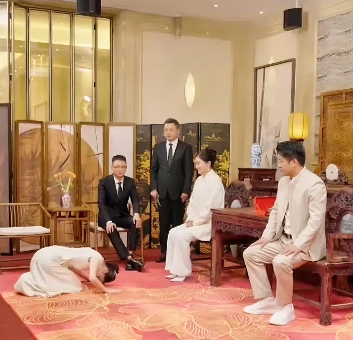 带货网红搞跪拜收徒？这个世界确实颠了刷到一个视频，看得我浑身不舒服。一个