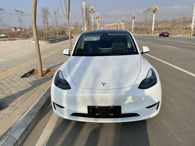 车道保持和自动辅助驾驶感觉容易蹭到车刚提的新车。今天开车开了车道保持。路边停了