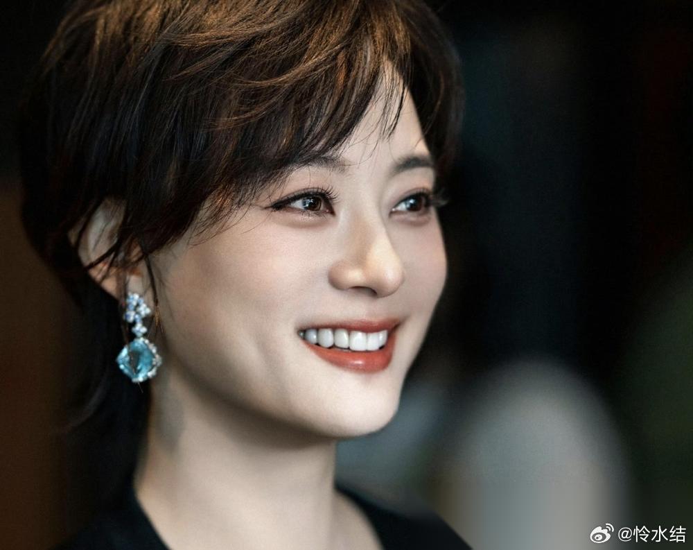 43岁的孙俪一把扯掉养生大妈的标签，顶着微卷长发杀回颜值巅峰，直接把热搜炸穿。