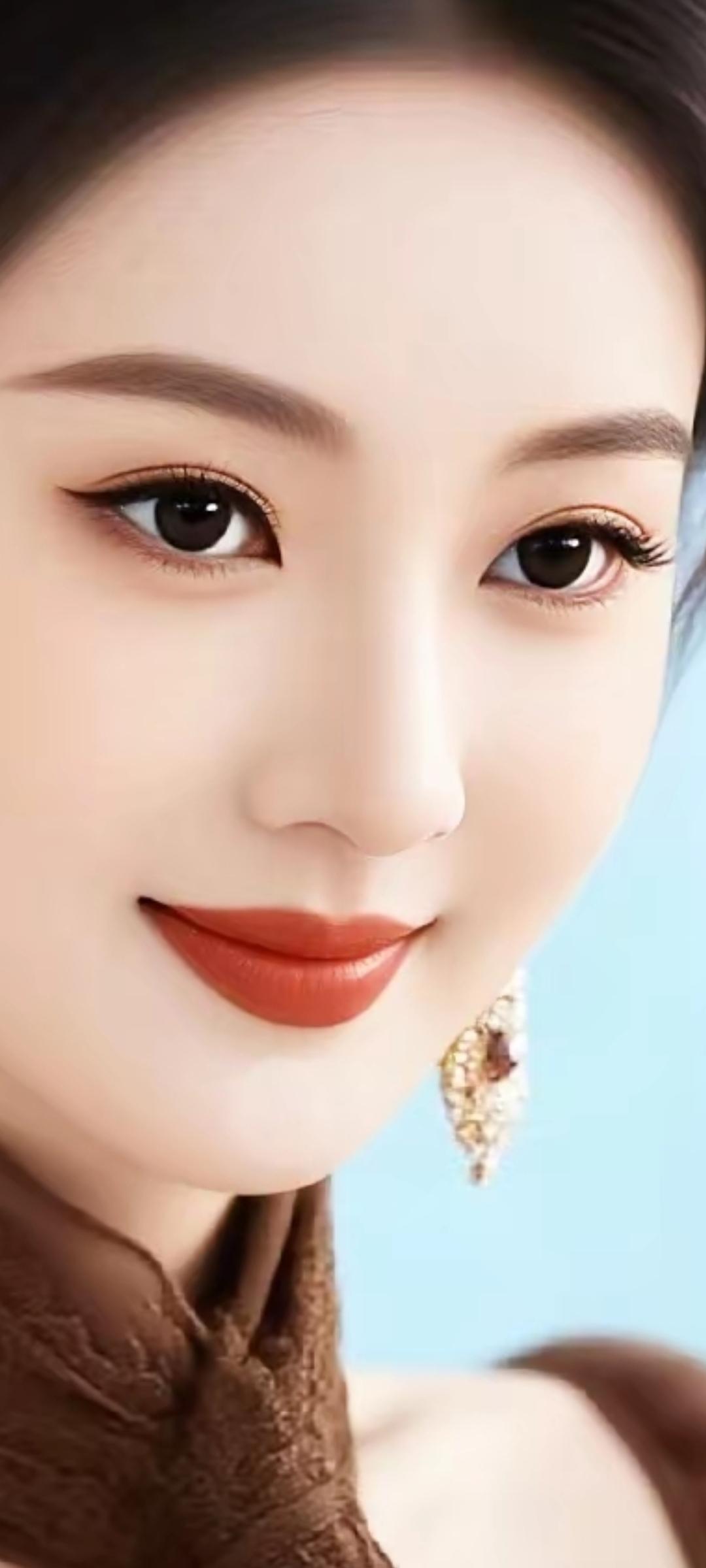 优雅红唇，闪耀耳环，尽显东方女性的温婉与魅力。
