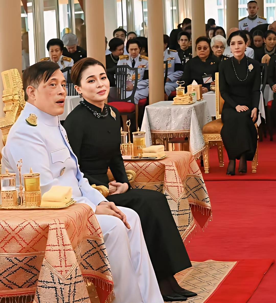这样一看，泰王确实憔悴了不少！“白发人送黑发人”，对于70+的泰王玛哈而言，确