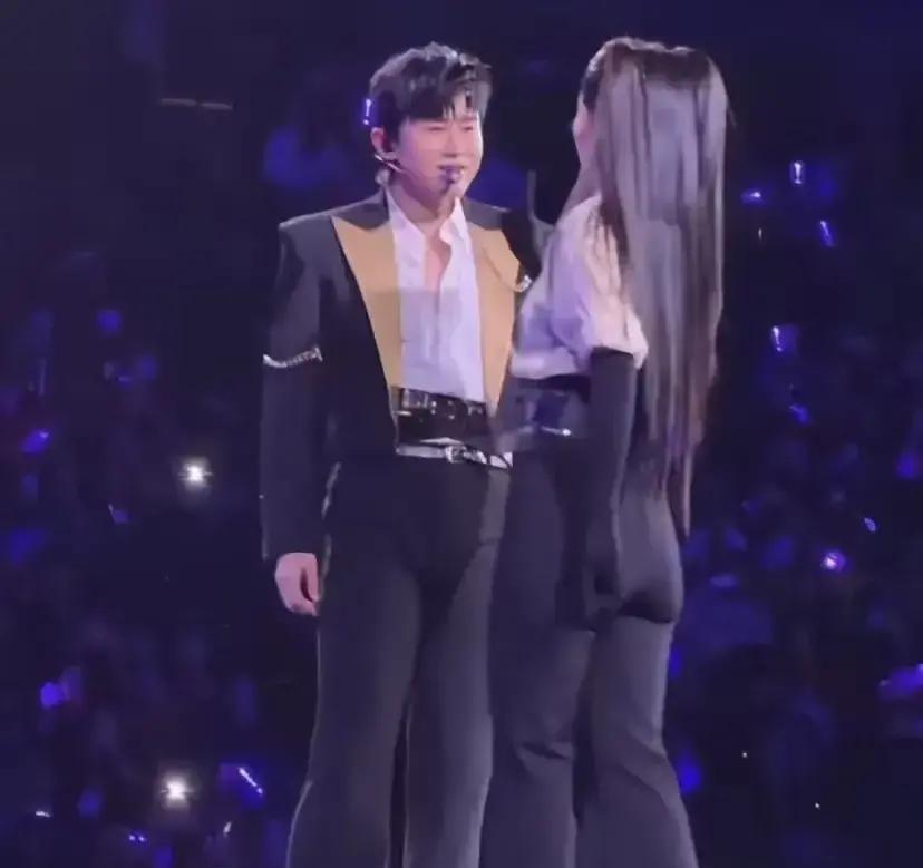 张杰谢娜的裤子，居然成了年度最牛营销？这简直是2023年最魔幻的时尚事故！张