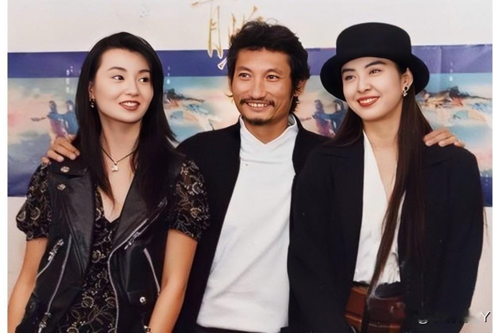 1993年，香港，29岁的张曼玉和26岁的王祖贤与徐克导演的合影旧照，真是惊艳了
