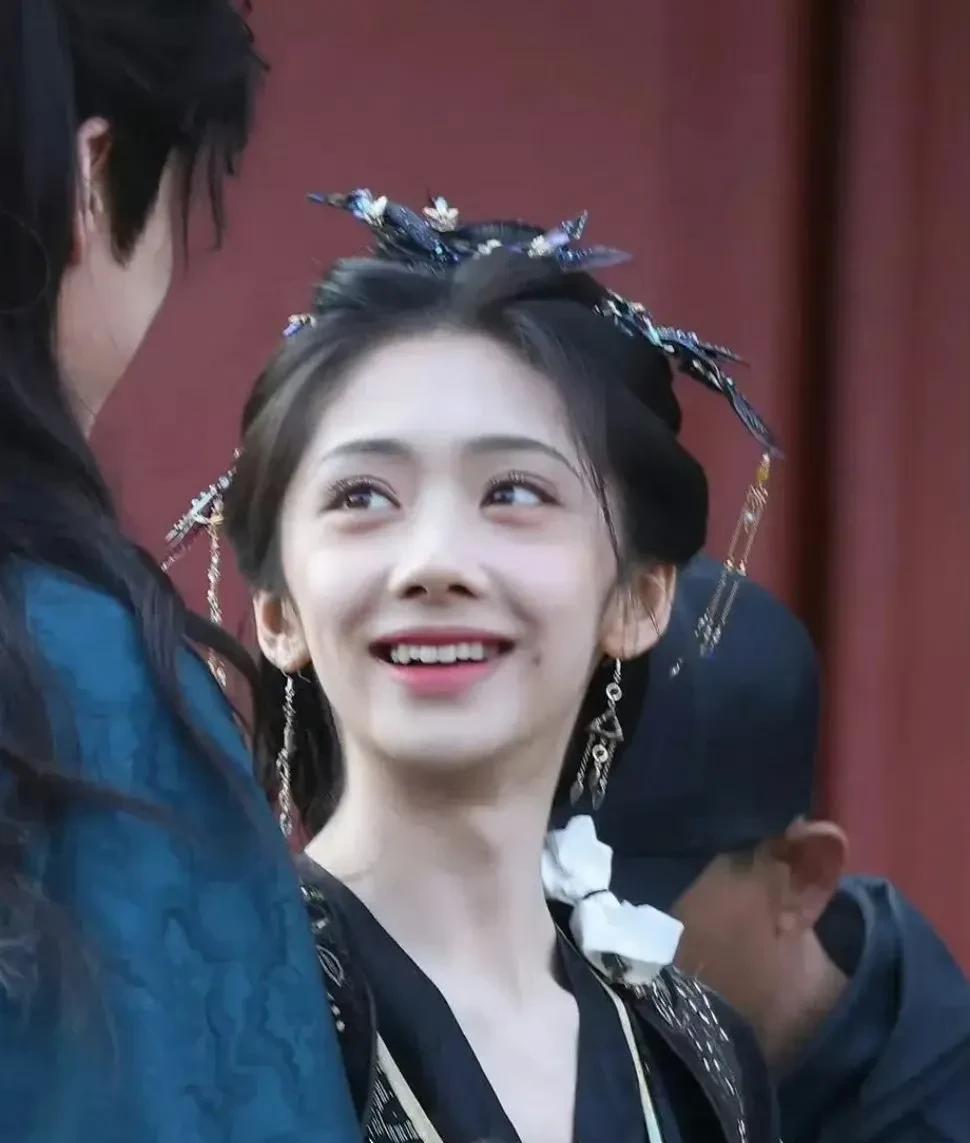 很难相信这是00后女星，这也太干巴了吧？才25岁的年纪就两颊凹陷，胶原蛋白尽失了