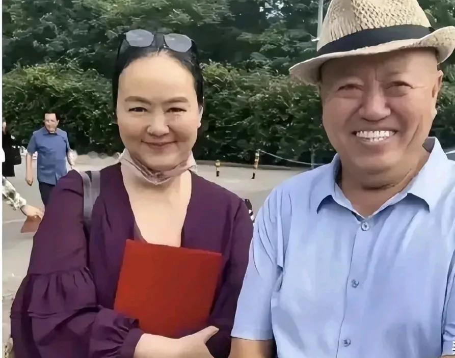 第一张图左边女子是谁啊？脸圆圆润润，酱紫色上衣，墨镜挂在头顶上，养尊处优的女人一