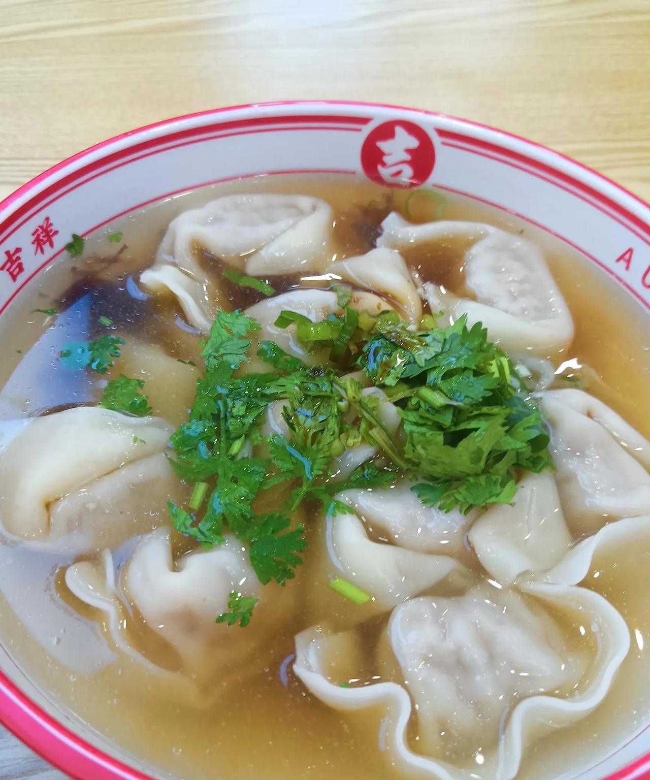 至海港湾开业首次在商场里吃美食馄饨，花了14元吃得挺好。6月28日威“至海港湾