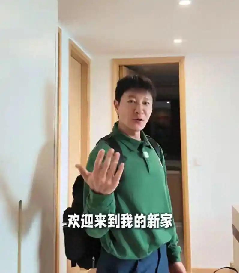 49岁李宗翰杭州租房独居，但他说绝不送八旬母亲去养老院，也不向催婚低头。主要