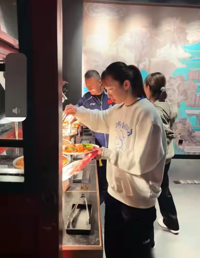 【还是中国饭菜合口味，早田希娜干饭很麻溜】中国大满贯欢迎晚宴，自助餐台一字排开，