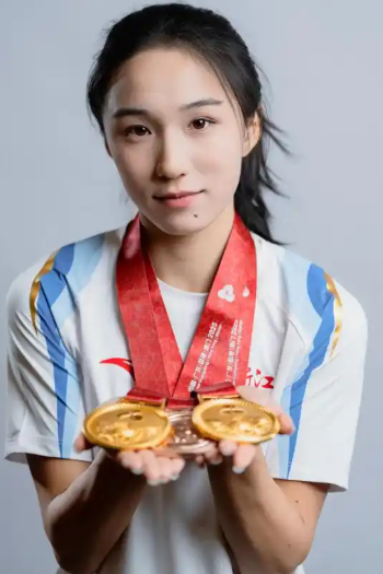 天不生我陈妤颉，田径万古如长夜。17岁的陈妤颉直接把中国女子短跑的天花板捅出了新窟窿。从15岁干翻一