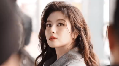 李兰迪身着拼接夹克与鎏金短裙，复古时髦。她靠墙抬眸满是疏离破碎感，怼脸拍时美到让