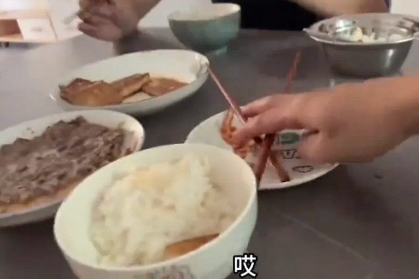 一对夫妻，妻子不上班，在家全职照顾两小孩，丈夫每月交妻子3000元应付全家日常开