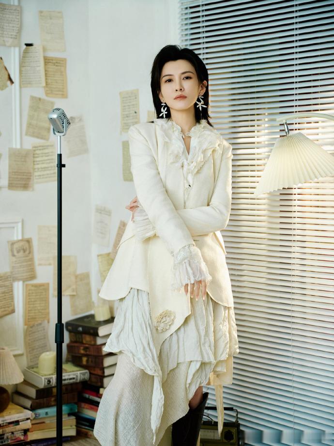 徐洁儿你怎么两幅面孔徐洁儿好真诚的发言浪姐直播唱歌时霸气感直接拉满，一举一动都透