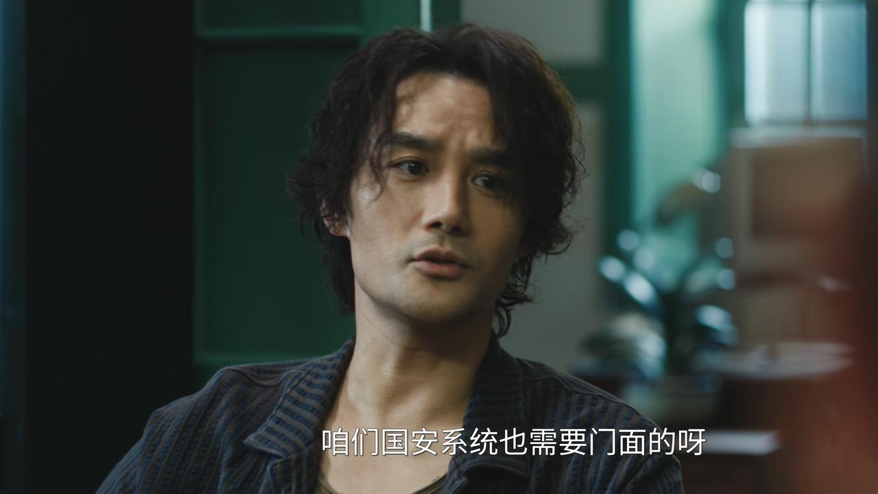 《交锋》何春晓万万没有想到的是，他的一些“奇怪”的举动，会被自己的同事怀疑。