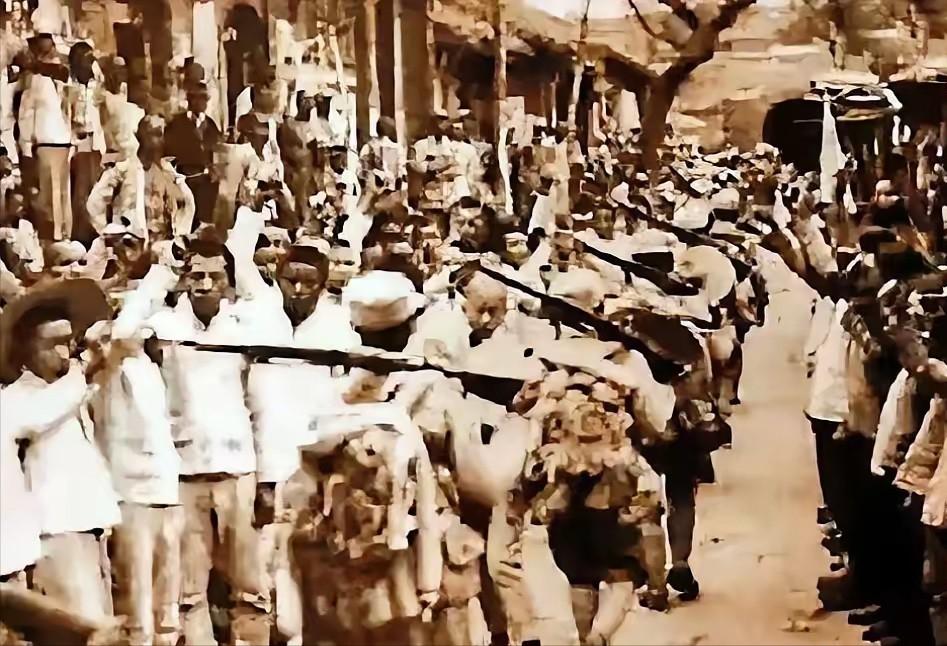 川军残兵背骨灰回川，路遇浑水袍哥劫道，老兵拿不出钱，含泪打开骨灰坛：这里装着我父