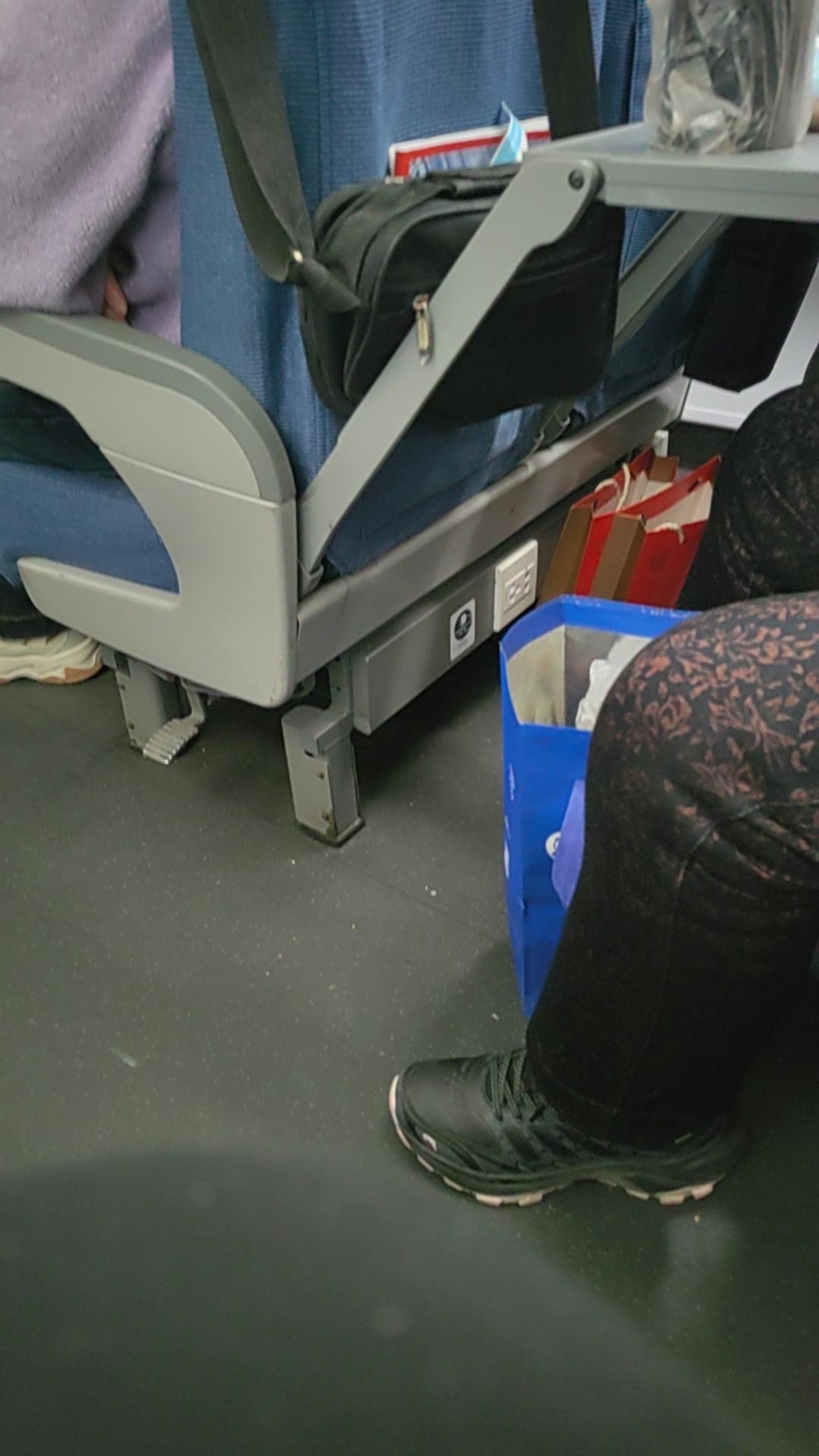 今天在高铁上遇到听起来有喜剧感，这之后觉得有一阵心酸快到蚌埠站时候一对母子对话是