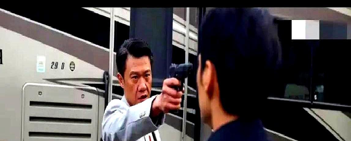 他没死。17年前那场枪战，开枪灭口的，竟是当年受过他一饭之恩的同伙。白菊盯