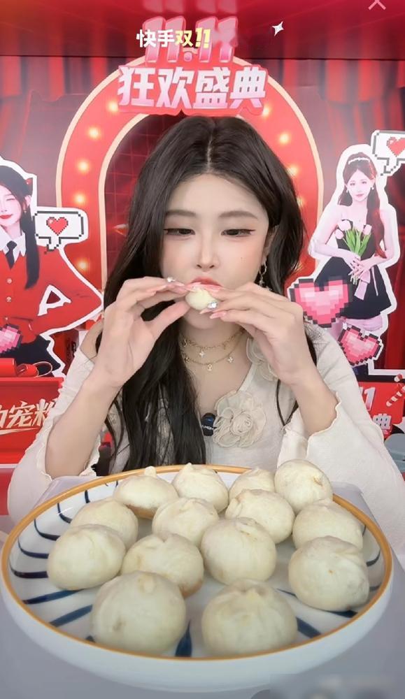 猫妹妹开始发力了，开始话题不断上热搜抢占“美食一姐”高地，应该有专业运营团队了。