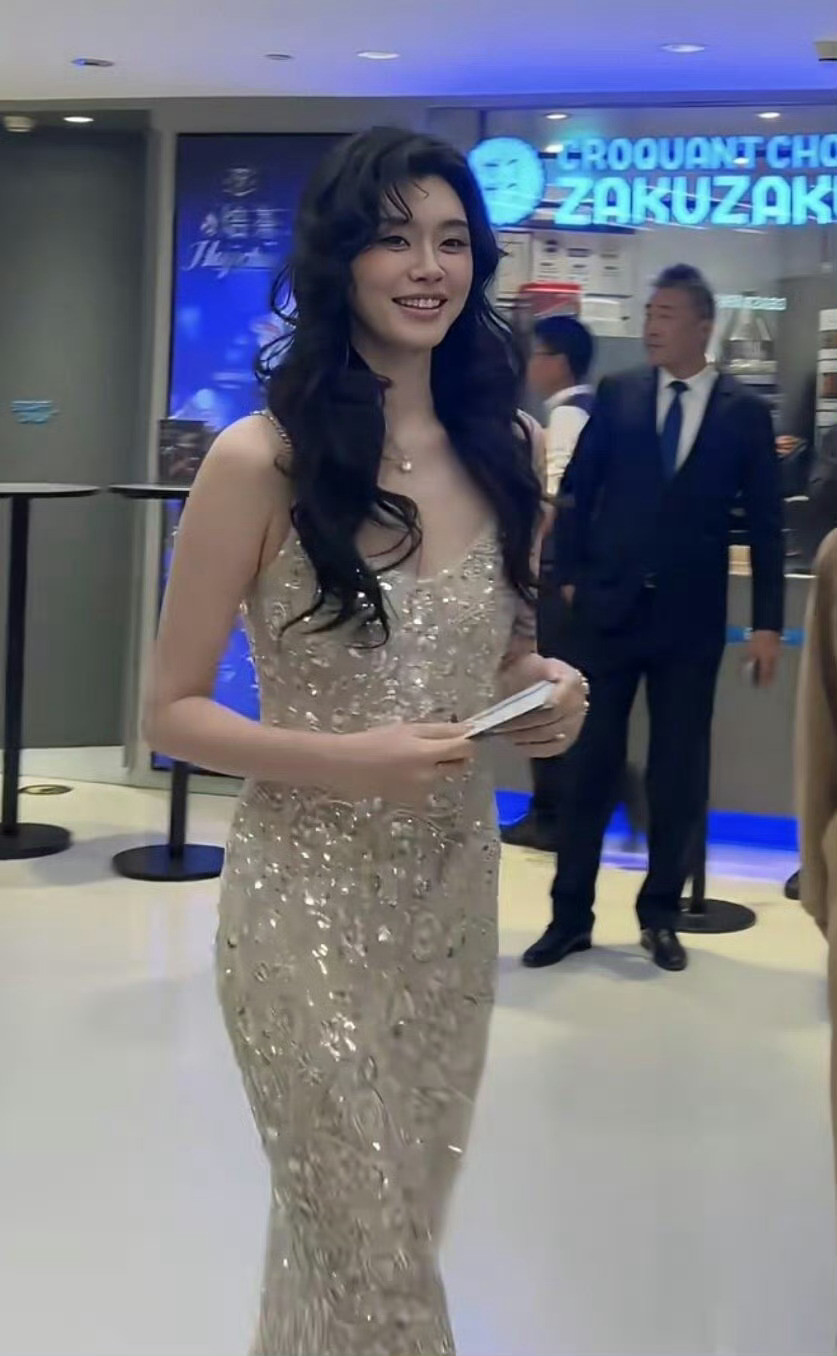 奚梦瑶变的好圆润，胖了一圈面相变了很多，何猷君还是把她宠的太好了