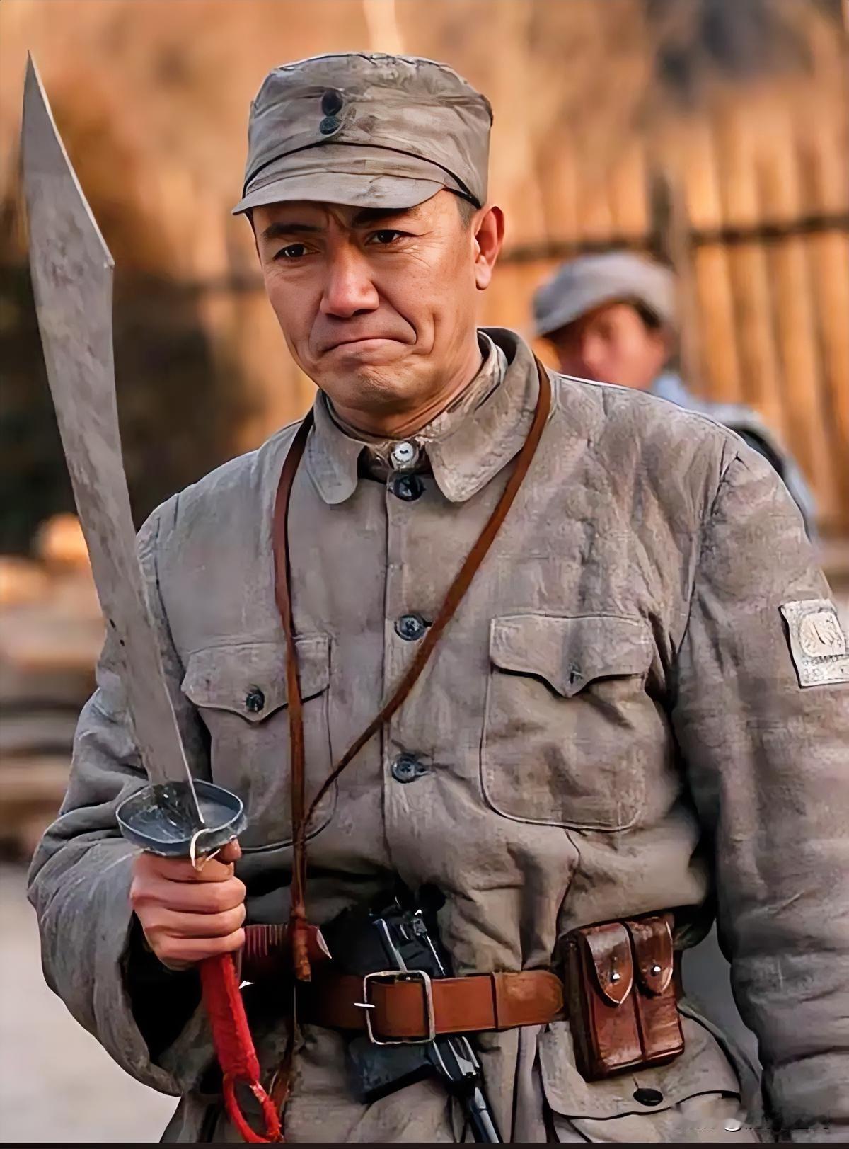 八路军军帽纽扣的作用八路军军帽上那两颗纽扣，其实可以救命，还能省物资，甚至还