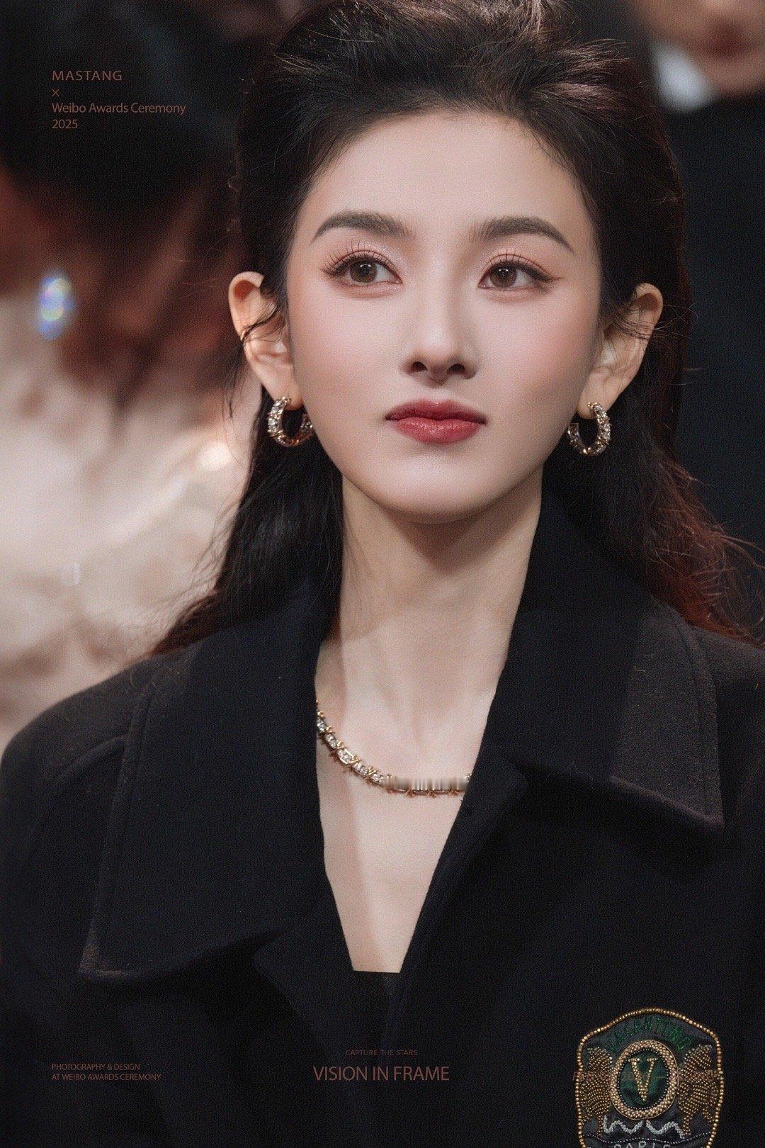 宋祖儿这个妆造真的是把人美迷糊了～掌管港风的神！