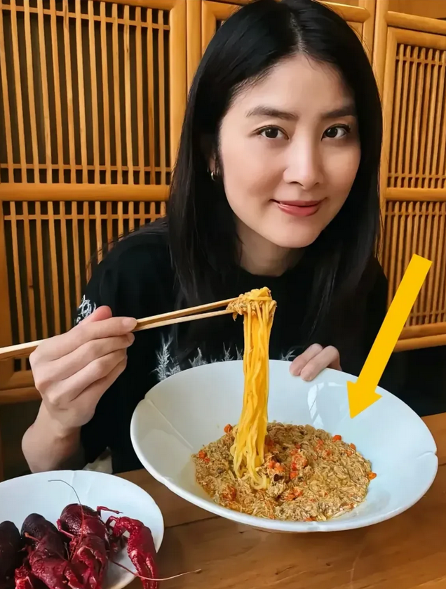 陈慧琳在上海某高档餐厅，点了两个菜，一个是该店主打之一蟹黄面，一碗售价360元，