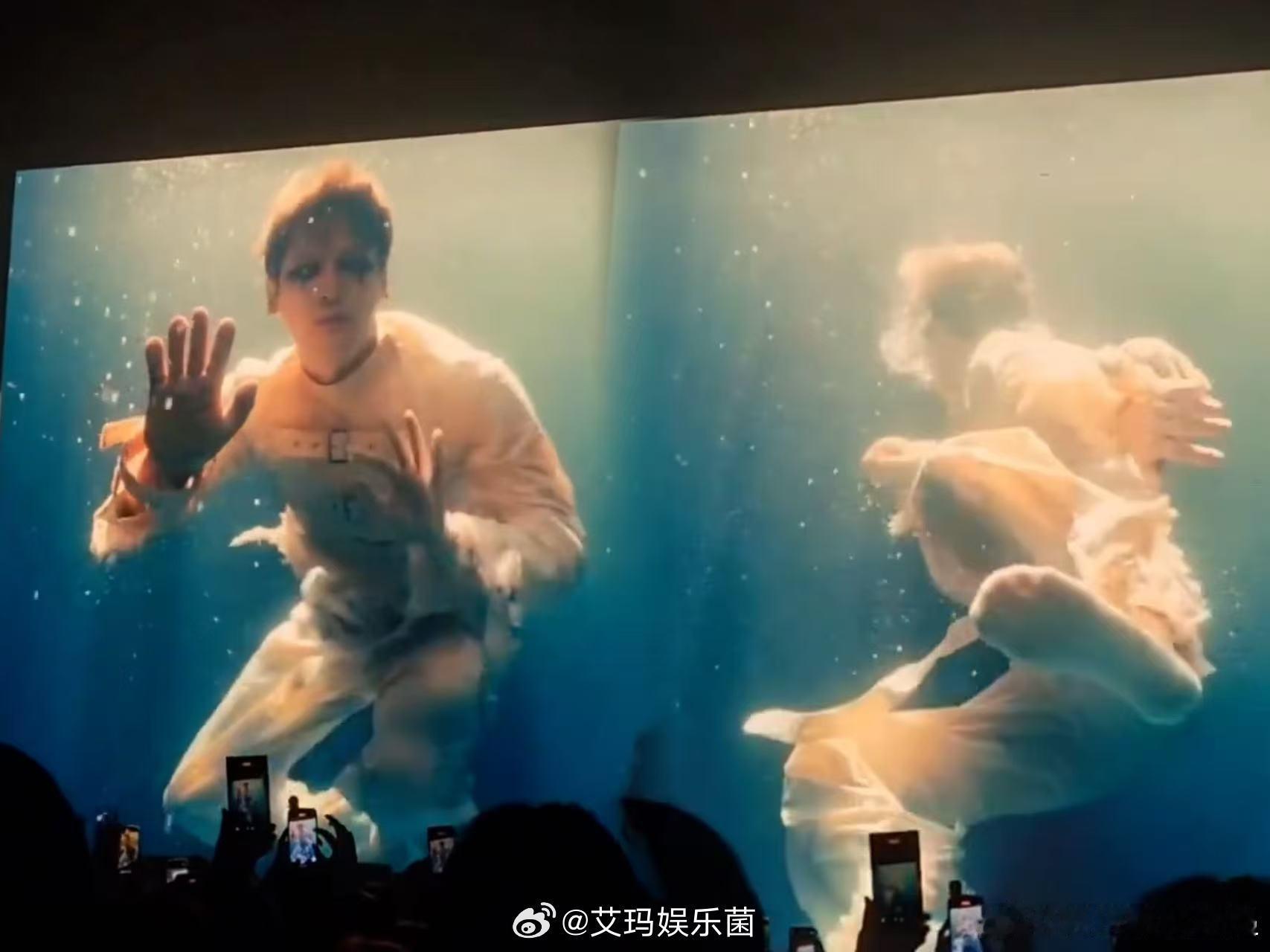 王嘉尔把人生经历搬上舞台这不仅是一场表演，更是一次心灵的交流，王嘉尔用自己的经