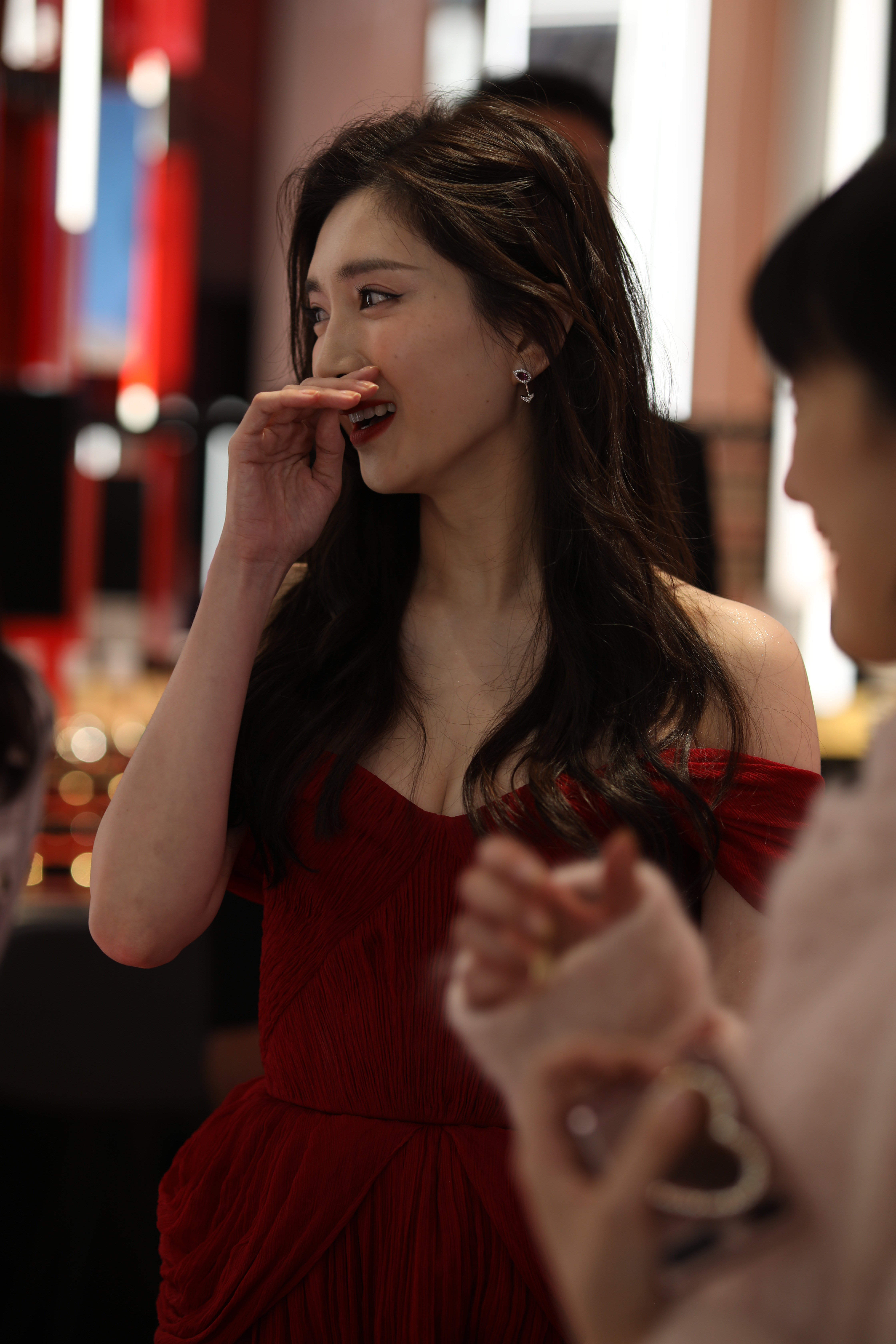 江疏影x兰蔻品牌活动生图·红色抹胸开衩裙江疏影知性美