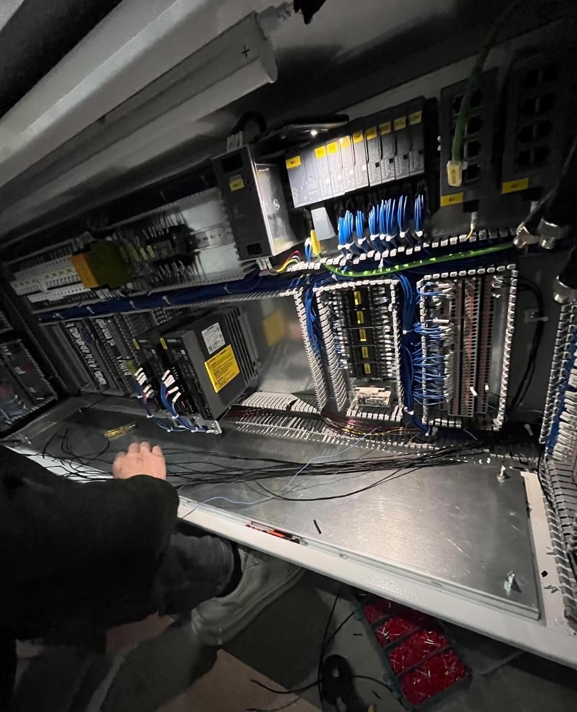 感觉老板要把我赶走的节奏，我都还在厂里上班了，老板在网上就开始招我这个电气工程师