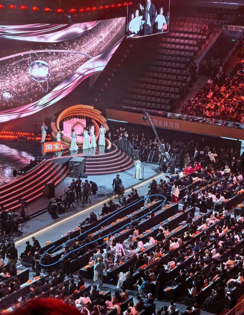 微博之夜的第二排直接空了，都不去坐了微博之夜内场