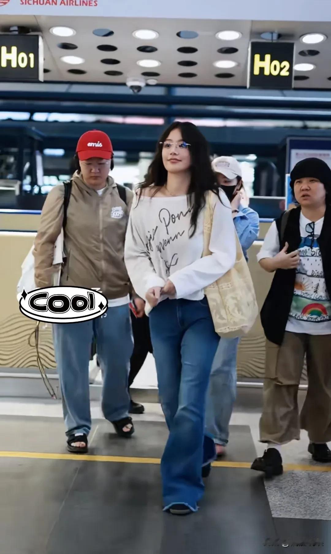 马思纯现身机场，这姑娘又美回来了，自信、张扬又漂亮！她宣传新电影，去其他城市路