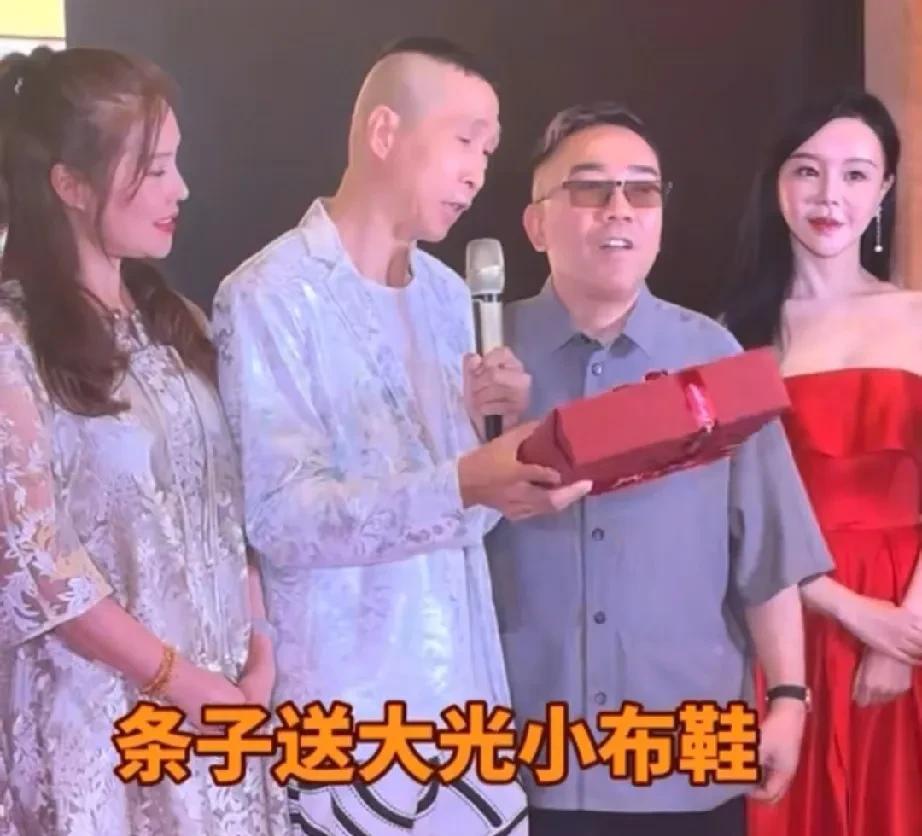 条子确实够仗义，不仅出席杨哥的收徒仪式，还给杨哥送了礼物。这个礼物很珍贵，是从杨