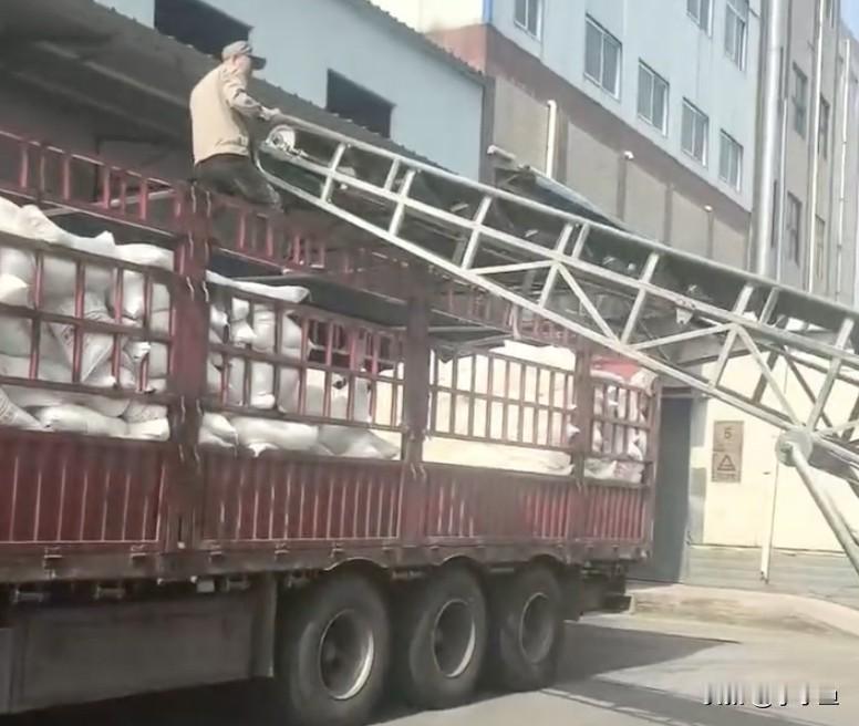 河南面粉厂出人意料操作，货车司机雨天丢货无责反获暖心相待货车司机拉货丢了，钱