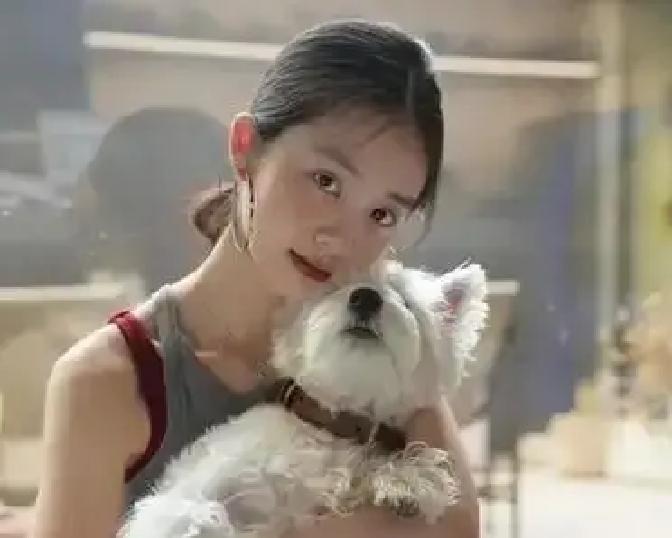 黄多多在社交平台晒出一张素颜自拍，配文只有两个字：自由。照片里她穿着宽松T恤