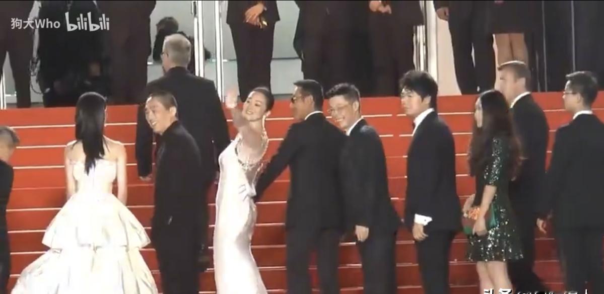 巩俐和张艺谋，18年后的戛纳重逢，一个握手，一个眼神，成年人的体面全在细节里。