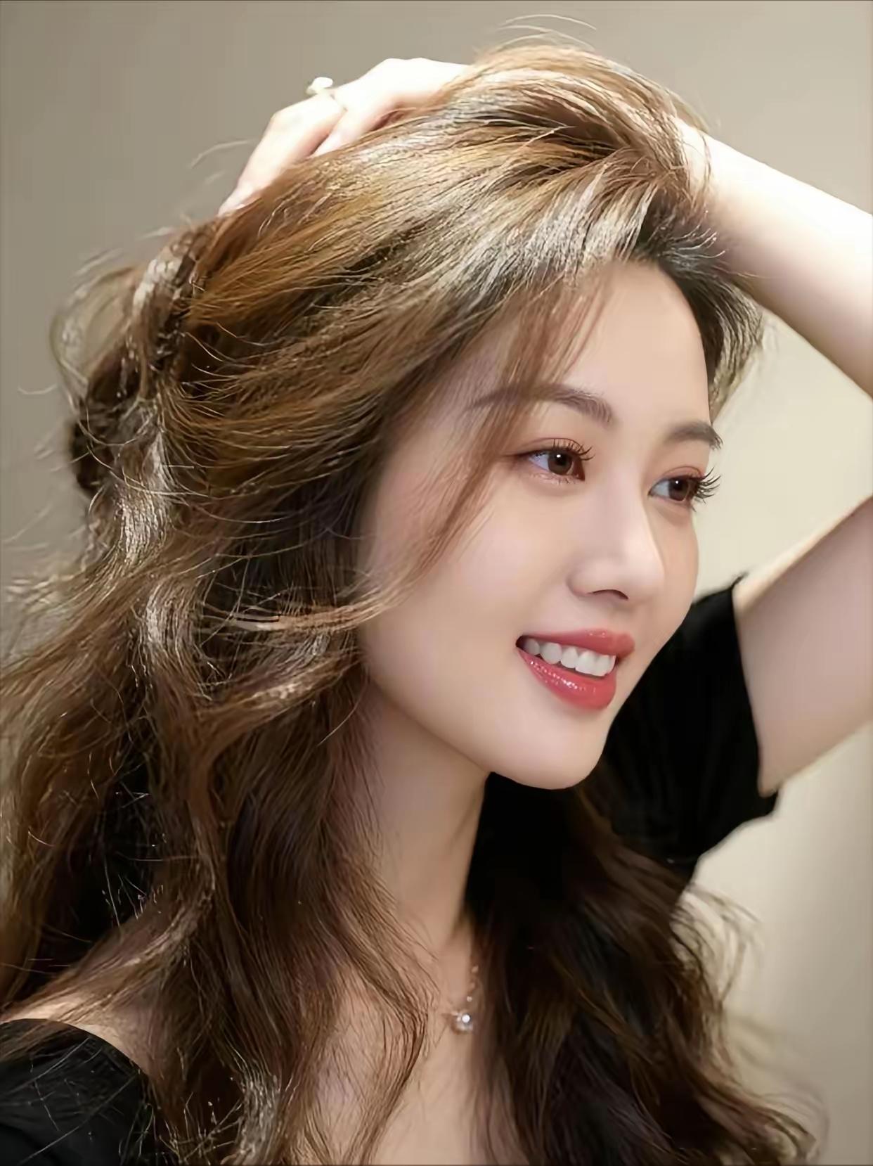 温柔卷发，甜美笑容，元气满满的一天！🌟💇‍♀️✨🌴