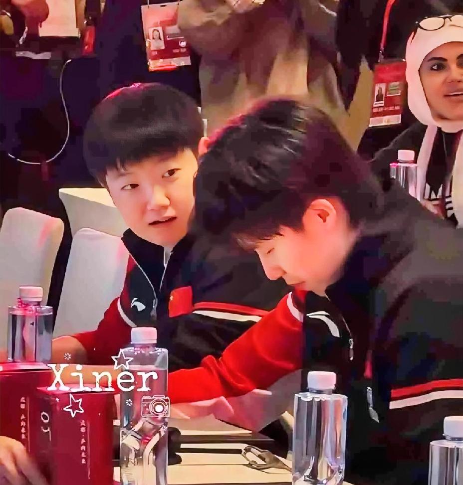 大头画画这么认真，莎莎跟他说话都不带抬头的，怎么这么淡定。成都混团抽签竟